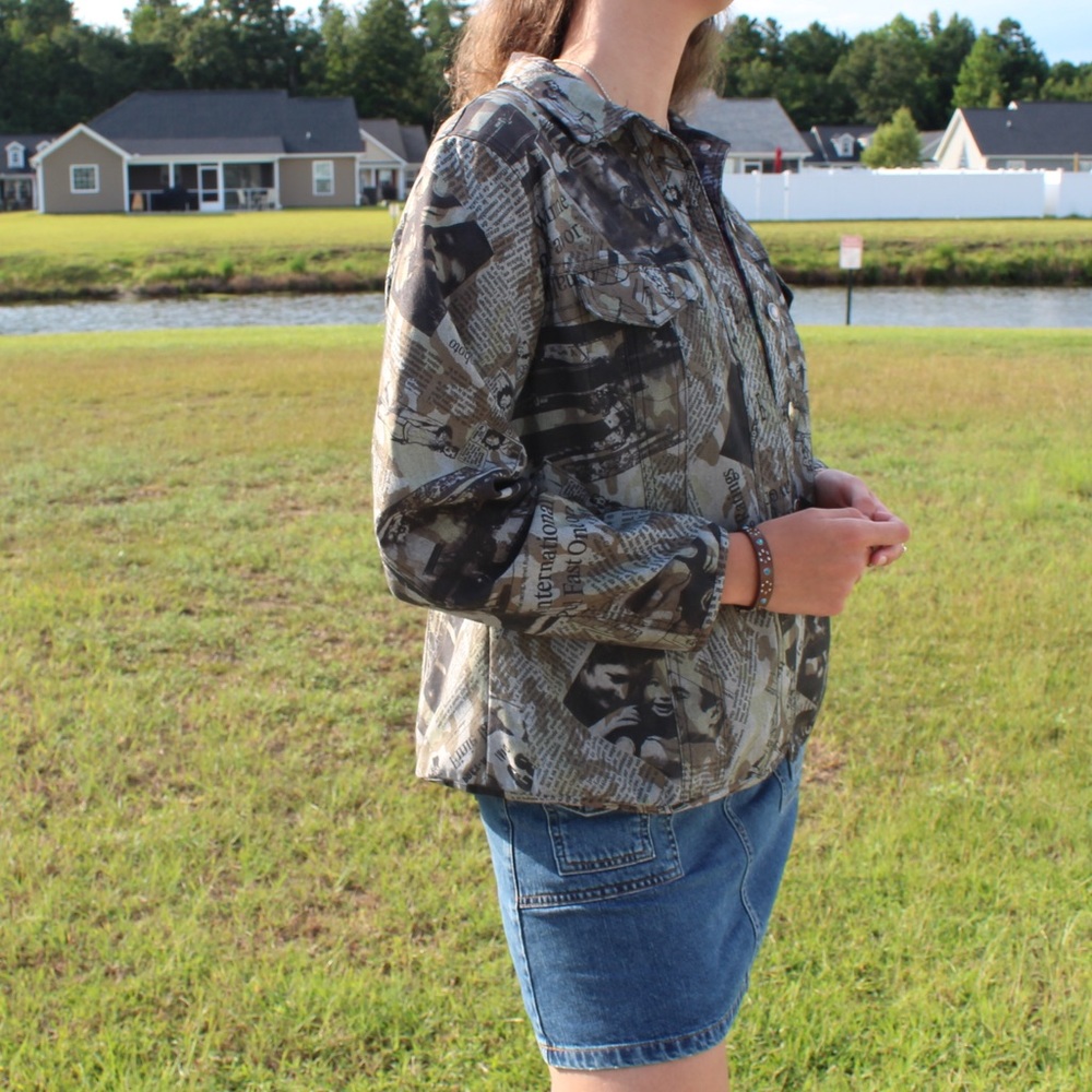 Blazer with Newspaper Pattern - Picture 4 of 6